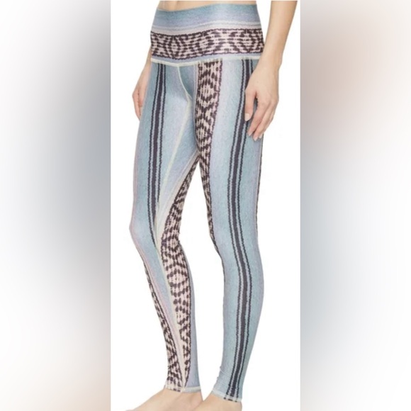 Women’s Teeki Border Towns Hot Pant Leggings Size Large BNWT - Picture 2 of 6